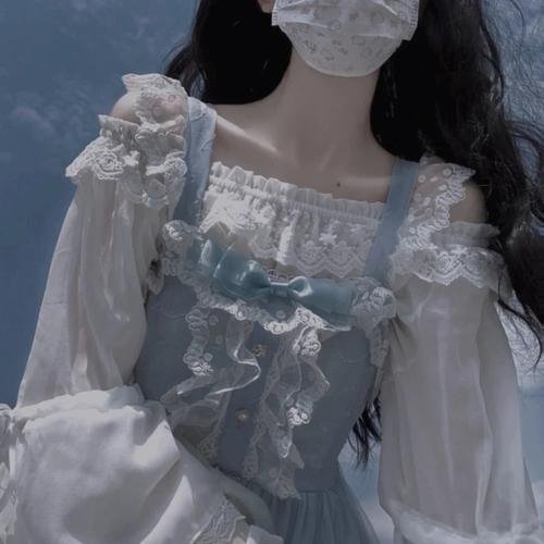 戴流苏耳环的少女