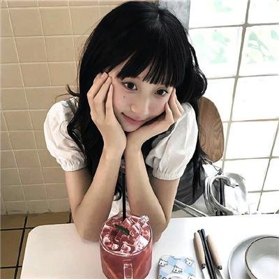 泳池里的男孩